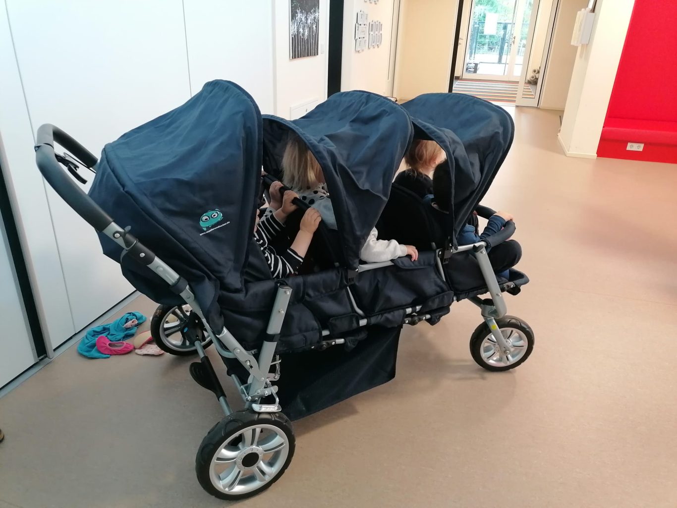 Freiwillige beim Probesitzen